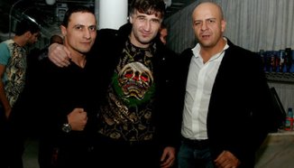 Красиви жени и силни мъже на коледното парти на "Real Pain"