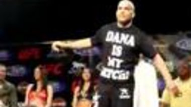 Tito Ortiz с тениска &quot;Dana is my bitch&quot;