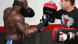 Dana White кани Kimbo Slice в TUF