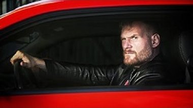 Josh Barnett на фотосесия с автомобили