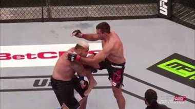 UFC 180 на забавен кадър