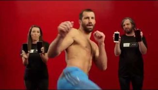 Luke Rockhold тества здравината на iPhone