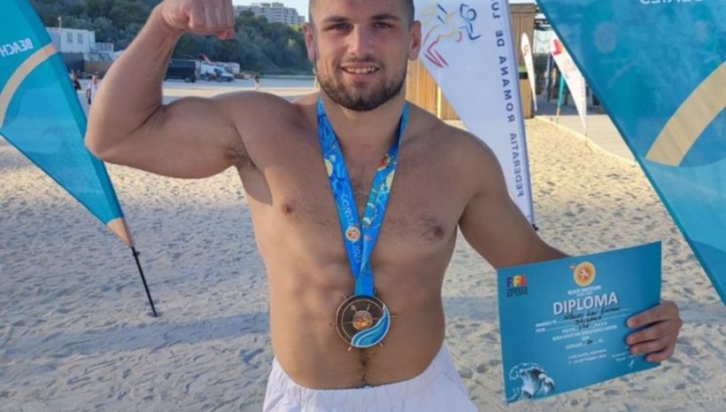 Николай Димитров с бронз в дебюта си на плажна борба