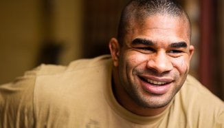 Bas Rutten: Alistair Overeem има стъклена брадичка