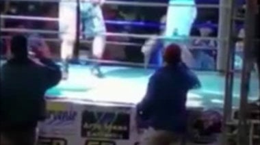 Боксьор побесня и срита в главата своя съперник