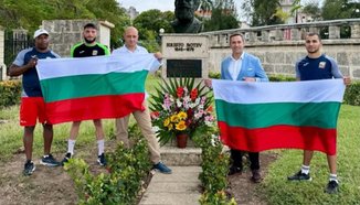Националите по бокс поднесоха цветя на бюста на Христо Ботев в Хавана