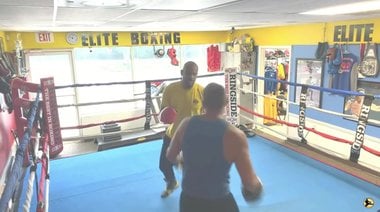 Уличен боец предизвика треньор по бокс и получи урок