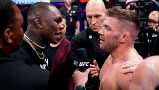 Израел Адесаня се е съгласил да оглави UFC 300 срещу Дрикус Дю Плесис, но шампионът отказал