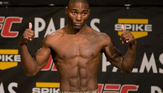 Anthony Johnson подписа с Titan FC