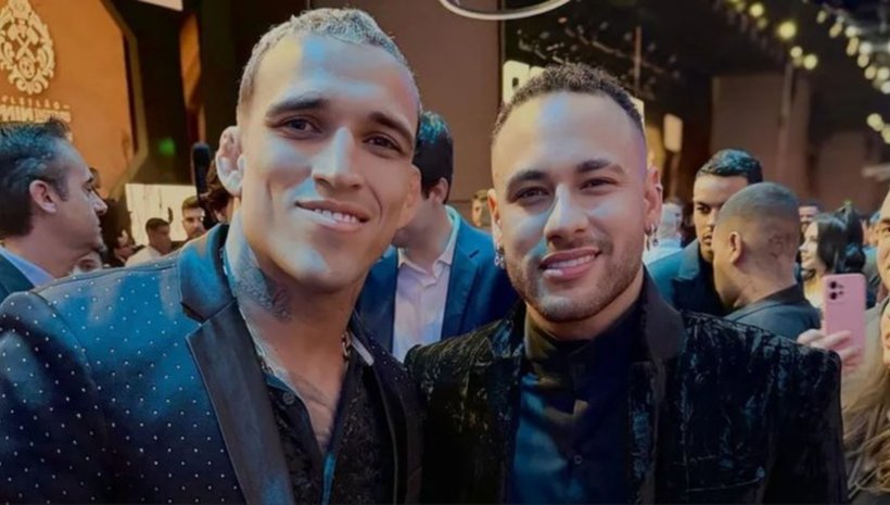 Фен плаща 95 000 долара, за да гледа как Чарлз Оливейра тренира и сваля килограми