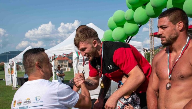 Над 300 състезатели мериха сили на народни борби в Етрополе