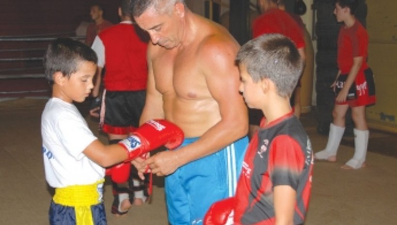 Деца се качват в подгряващ мач на ринга в Свети Влас