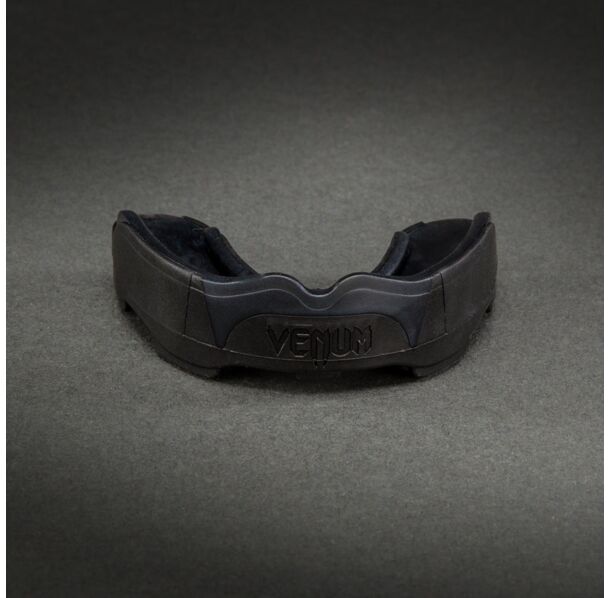 Протектор за уста -Venum Predator Mouthguard – Black/Black/Red​